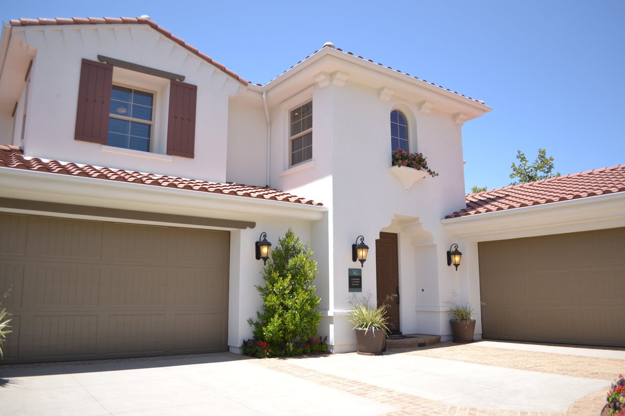 portfolio-06 Bright suburban home with classic architecture and landscaped garden, ideal for real estate listings.